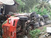 Carreta tomba e atinge residência às margens da BR 101 em Junqueiro