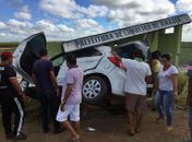 Motorista perde o controle do carro e colide em ponto de ônibus na AL 220