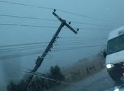 Vídeo: Temporal provoca tombamento de poste em rodovia de Arapiraca