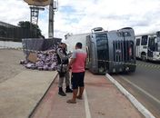 Carreta carregada de refrigerante tomba na AL-110, em Arapiraca
