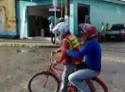 Em Campo Alegre Mototaxistas satirizam aumento do preço da gasolina