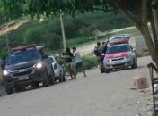 Acusado de tráfico é baleado e morre durante confronto policial na comunidade Quati