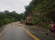 Deslizamento de barreira bloqueia parcialmente rodovia que liga Palmeira à Quebrangulo