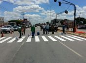 Prefeitura de Arapiraca instala semáforo e coloca faixa de pedestre em novo cruzamento na AL-220