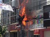 Fiação de poste pega fogo no Centro de Arapiraca
