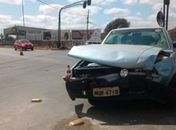 Caminhão avança sinal, bate em carro e professora fica ferida em Arapiraca