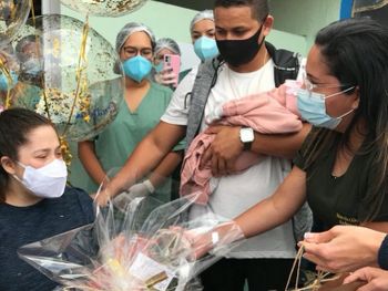 Mulher recebe alta após dar à luz e ser entubada em Hospital de Arapiraca