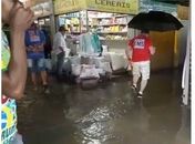 Vídeos: Chuva provoca alagamentos no Mercado Público e em bairros de Arapiraca