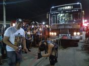 Strongwoman puxa carro pelos cabelos e tira ônibus do lugar em Arapiraca