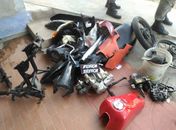 PM "estoura" residência e encontra peças de motos e vários produtos de origem duvidosa