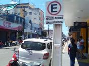 Placa que proíbe estacionamento em frente a antiga Câmara Municipal confunde motoristas