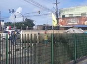 Carroceria de carreta que transportava água mineral tomba no Centro de Arapiraca