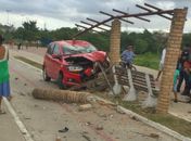 Condutor de veículo perde o controle e atinge estrutura no Bosque das Arapiracas