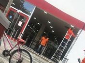 Mulher fica ferida após porta de vidro de agência bancária cair sobre ela