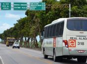 Casal assalta coletivo na AL 220 em Campo Alegre
