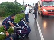 Motociclista tem pertences roubados enquanto aguardava por socorro no local do acidente