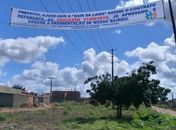 Faixa de protesto: moradores cobram pavimentação de ruas de loteamento em Arapiraca