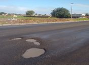 Buracos tomam conta da obra de duplicação inacabada da AL 110 em Arapiraca
