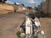 Caçamba carregada com areia derruba poste e deixa moradores do Cavaco sem energia