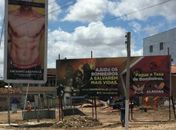 Outdoors irregulares que promovem poluição visual serão retirados a partir desta semana