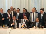 Ao ser presenteado com camisa 10 do ASA Bolsonaro aceita convite de Pessoa para conhecer Arapiraca
