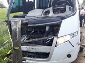 Colisão entre micro-ônibus e carro de passeio deixa um morto e vários feridos em Arapiraca