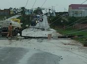 Chuva forte derruba postes e destrói galpão em Arapiraca