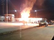Carrinho de churros pega fogo em praça pública no centro de Campo Alegre