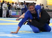 Faixa-marrom brilha de novo e leva ouro duplo no Brasileiro de Jiu-Jitsu