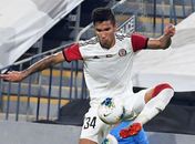 Nos Emirados Árabes, lateral Renner, de 19 anos, comemora primeira vitória como profissional