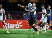 Diego Souza domina a bola e tenta levar o Grêmio para o ataque contra o São Paulo 
