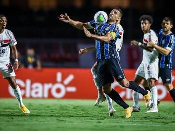 Diego Souza domina a bola e tenta levar o Grêmio para o ataque contra o São Paulo 
