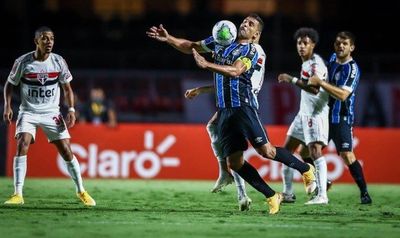 Diego Souza domina a bola e tenta levar o Grêmio para o ataque contra o São Paulo 
