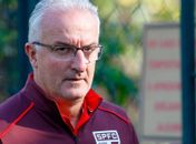 Dorival é cobrado em reunião, mas é mantido como técnico do São Paulo