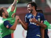 Everton Ribeiro, meia do Flamengo, brinca com o atacante Henrique Dourado, que recebe ainda abraço do atacante Everton - Gilvan de Souza/Flamengo