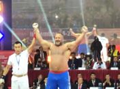 Com 1,92m, 147 kg e medalhista mundial de Mas-Wrestling, Ricardo Nort chama atenção em evento tocando piano