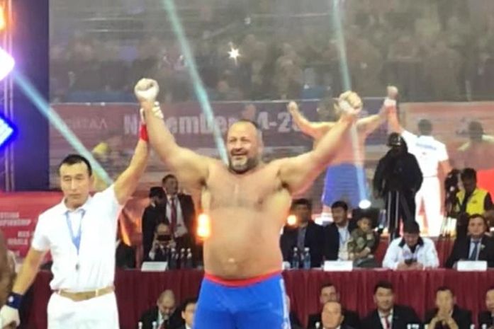 Com 1,92m, 147 kg e medalhista mundial de Mas-Wrestling, Ricardo Nort chama atenção em evento tocando piano