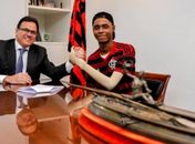 Jhonata Ventura com Rodrigo Dunshee de Abranches, vice-presidente geral do Flamengo