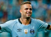 Jogador do Grêmio se irrita com pergunta e dá 'fora' em repórter