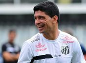 Aposentadoria de Renato intensifica busca do Santos por volante