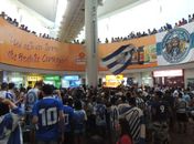 Fotos: Torcida lota Aeroporto para receber elenco do CSA