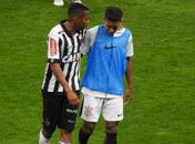 Robinho e Pedrinho conversando na saída do gramado do Mineirão (Foto: Bruno Cassucci)