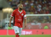 Adriano diz que não se aposentou: 'Quero voltar a jogar no Brasil'