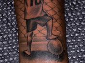 Na pele! Vinícius Júnior faz tatuagem em homenagem ao Flamengo
