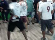 Grupo de torcedores derruba muro e invade CT do Fluminense para cobrar jogadores em treino