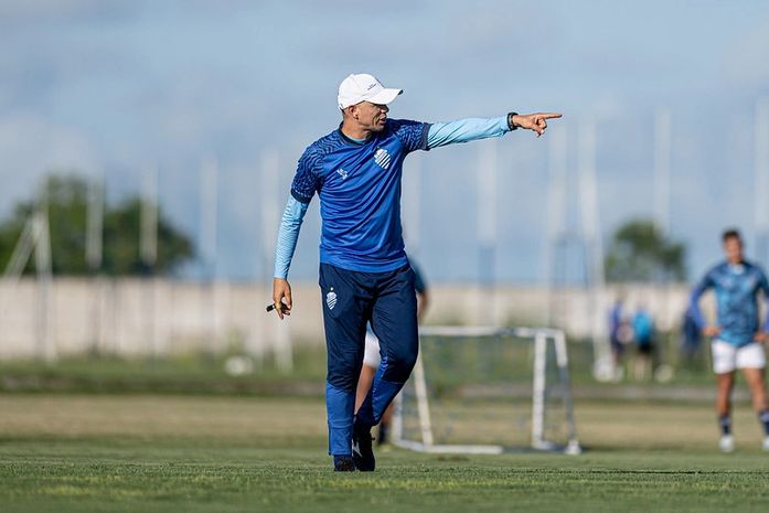 Em momento turbulento, CSA comunica saída do técnico Higo Magalhães

