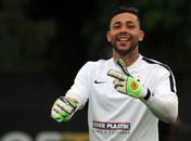 Terceiro goleiro do Santos aguarda imbróglio e sonha com oportunidade
