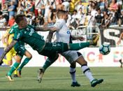Róger Guedes disputa bola contra o Vasco (Foto: Rudy Trindade/Estadão Conteúdo)