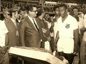 Pelé no jogo comemorativo de inauguração do Trapichão (Estádio Rei Pelé) em Maceió

