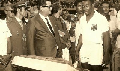 Pelé no jogo comemorativo de inauguração do Trapichão (Estádio Rei Pelé) em Maceió

